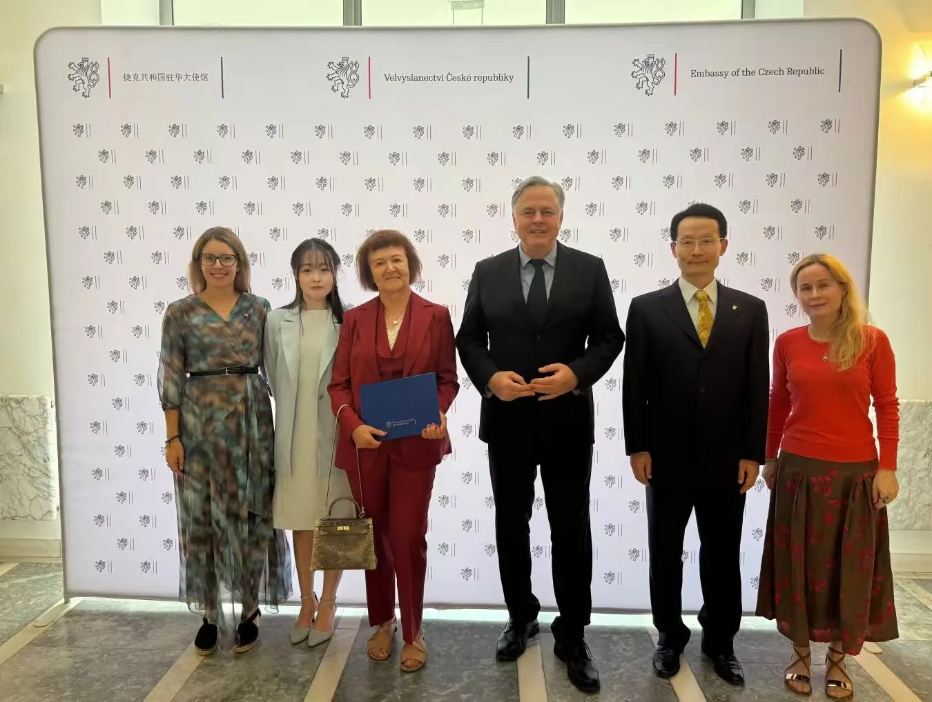 孙廷琳与捷克驻华大使及文化界嘉宾合影