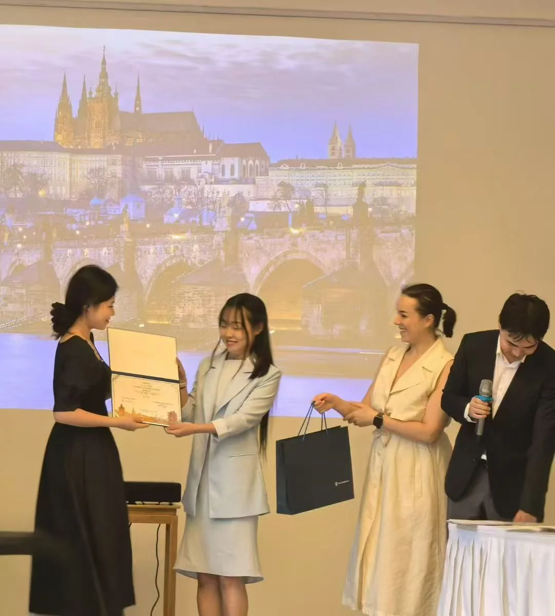孙廷琳｜第二届全国捷克语演讲比赛 · 担任评委并颁奖